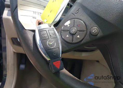 2010 Mercedes-Benz C 300 Luxury/Sport z USA, uszkodzony, nr VIN WDDGF5EB4AR108712